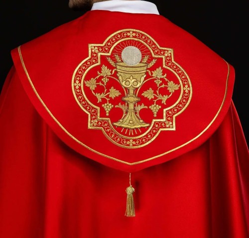 Kapa liturgiczna czerwona z haftem eucharystycznym – widok główny