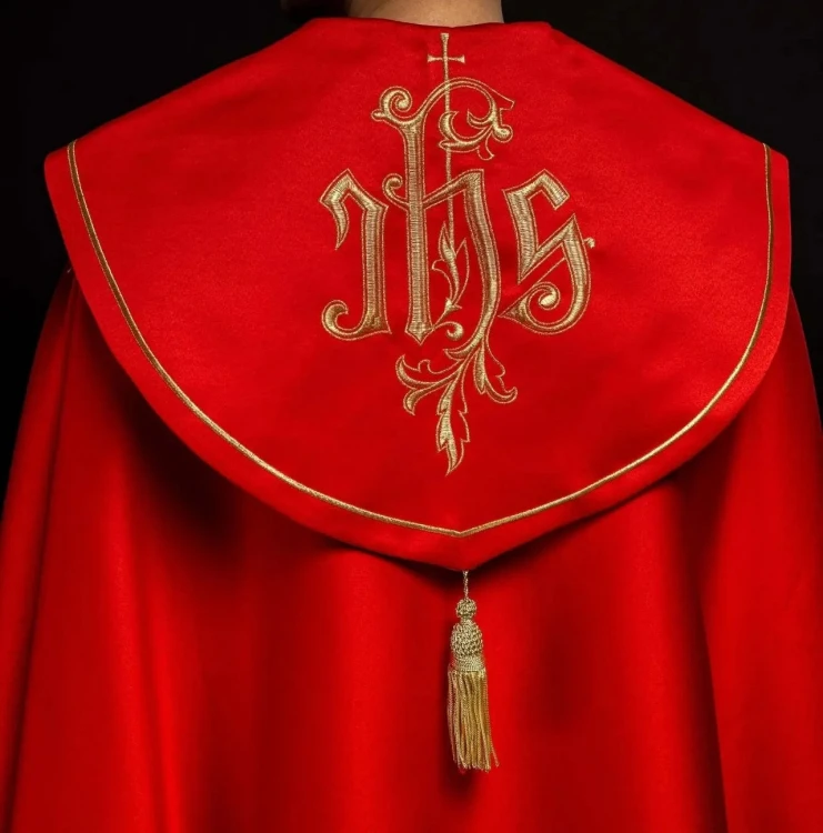 Kapa liturgiczna czerwona z haftem IHS – widok główny