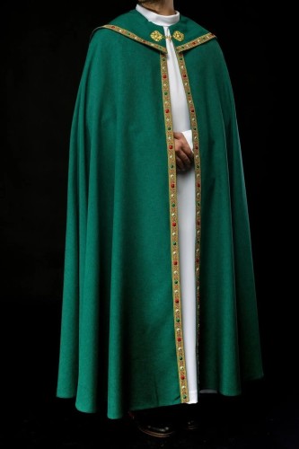 Kapa liturgiczna zielona z haftem IHS - S-3067-01-70 – widok całej szaty