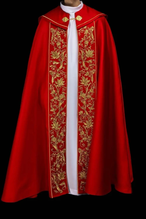 Kapa liturgiczna czerwona z haftem eucharystycznym – widok całej szaty