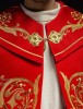 Kapa liturgiczna czerwona z bogatym haftem IHS – widok z przodu