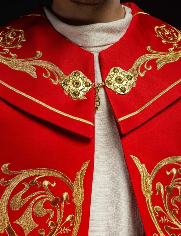 Kapa liturgiczna czerwona z bogatym haftem IHS – widok z przodu