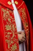 Kapa liturgiczna czerwona z haftem eucharystycznym – widok z przodu