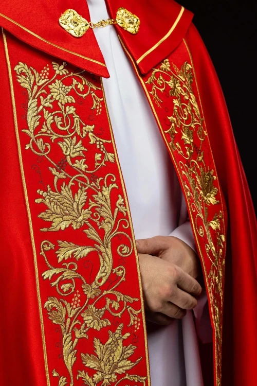 Kapa liturgiczna czerwona z haftem eucharystycznym – widok z przodu