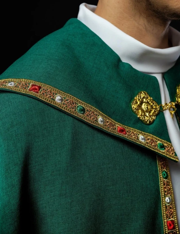 Kapa liturgiczna zielona z haftem IHS - S-3067-01-70 – widok z tyłu