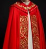 Kapa liturgiczna czerwona z bogatym haftem IHS – widok z tyłu