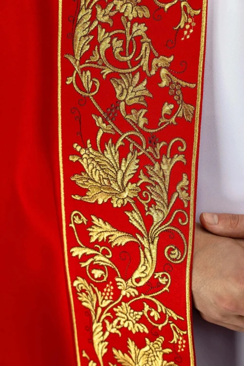 Kapa liturgiczna czerwona z haftem eucharystycznym – widok z tyłu