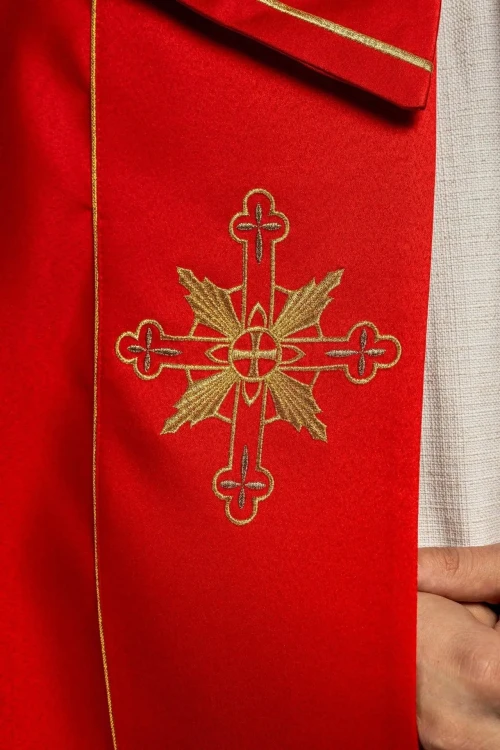 Kapa liturgiczna czerwona z haftem IHS – widok z tyłu
