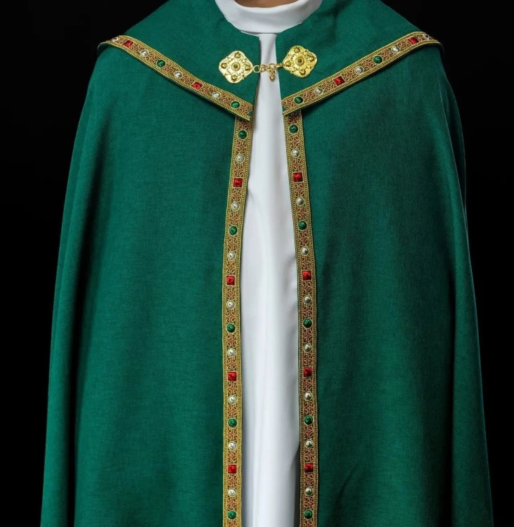 Kapa liturgiczna zielona z haftem IHS - S-3067-01-70 – zbliżenie zdobienia