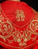Kapa liturgiczna czerwona z bogatym haftem IHS – zbliżenie zdobienia