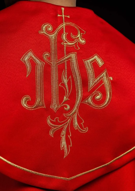 Kapa liturgiczna czerwona z haftem IHS – zbliżenie zdobienia