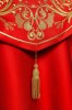 Kapa liturgiczna czerwona z bogatym haftem IHS – detal kołnierza