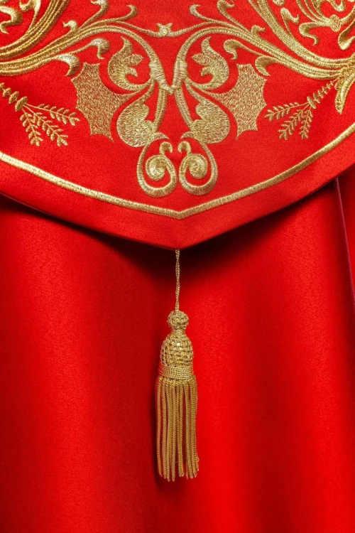 Kapa liturgiczna czerwona z bogatym haftem IHS – detal kołnierza