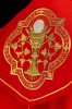Kapa liturgiczna czerwona z haftem eucharystycznym – detal kołnierza
