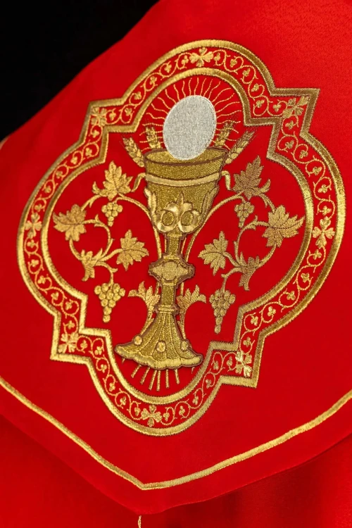Kapa liturgiczna czerwona z haftem eucharystycznym – detal kołnierza
