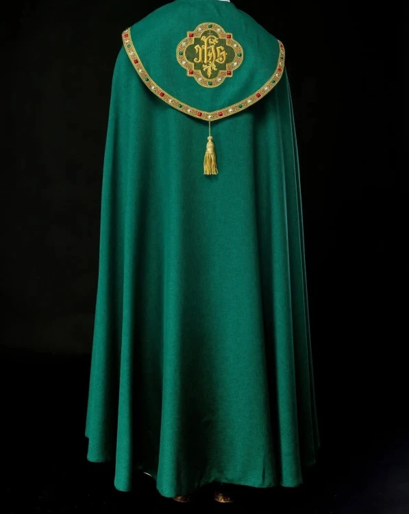 Kapa liturgiczna zielona z haftem IHS - S-3067-01-70 – detal przedniego pasa