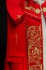 Kapa liturgiczna czerwona z bogatym haftem IHS – detal przedniego pasa