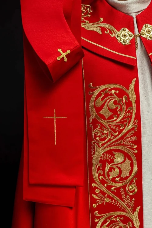 Kapa liturgiczna czerwona z bogatym haftem IHS – detal przedniego pasa