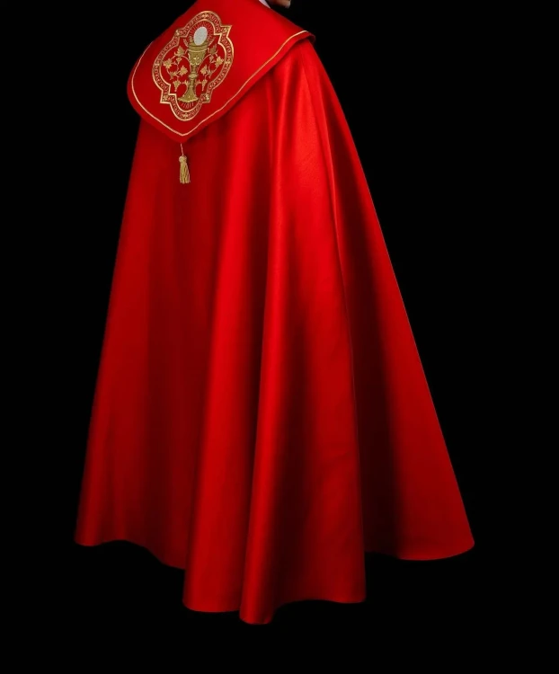 Kapa liturgiczna czerwona z haftem eucharystycznym – sposób zapięcia