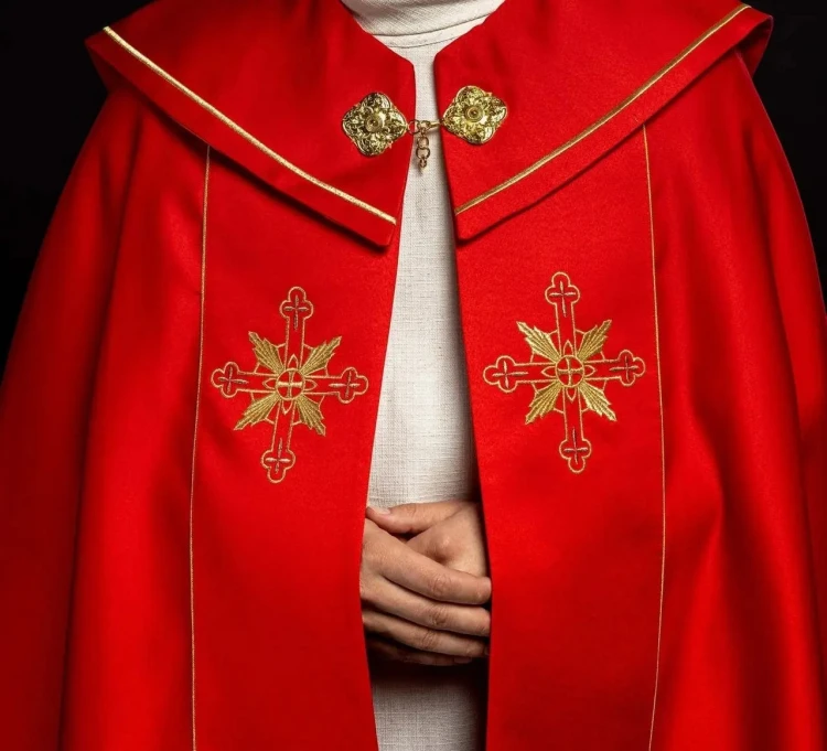 Kapa liturgiczna czerwona z haftem IHS – sposób zapięcia