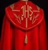 Kapa liturgiczna czerwona z haftem IHS i motywem winorośli – widok główny