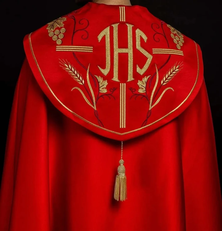 Kapa liturgiczna czerwona z haftem IHS i motywem winorośli – widok główny