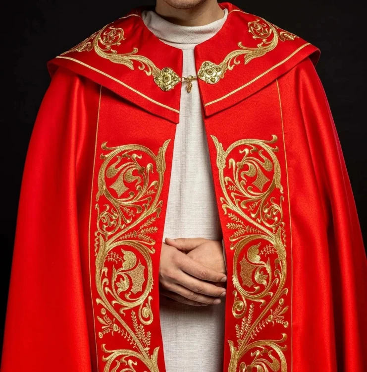 Kapa liturgiczna czerwona z bogatym haftem IHS – układ tkaniny