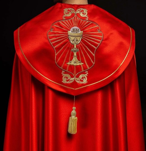 Kapa liturgiczna czerwona z haftem kielicha i IHS – widok główny