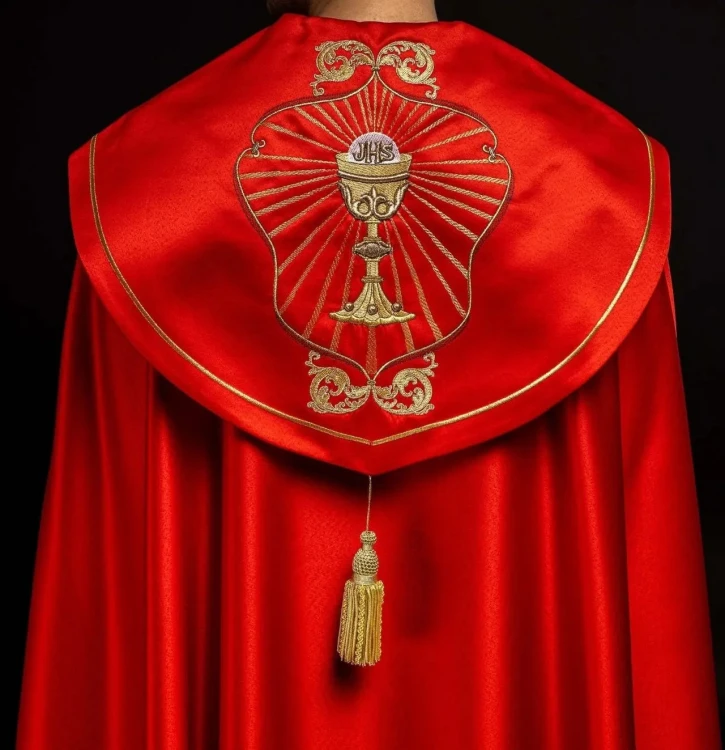 Kapa liturgiczna czerwona z haftem kielicha i IHS – widok główny