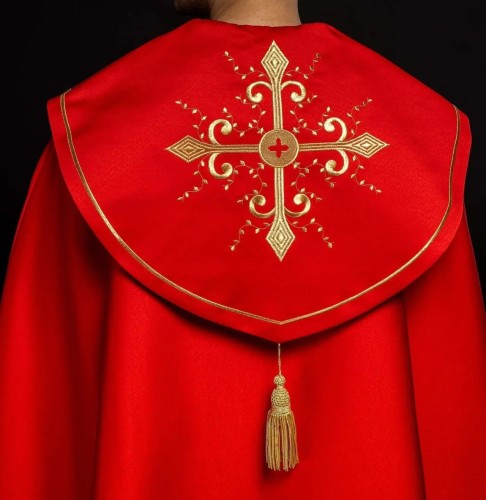 Kapa liturgiczna czerwona z haftem złotego krzyża – widok główny