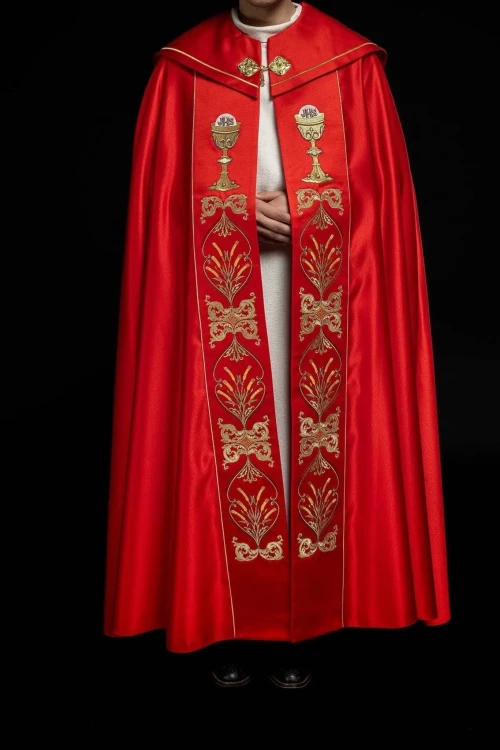 Kapa liturgiczna czerwona z haftem kielicha i IHS – widok całej szaty