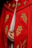 Kapa liturgiczna czerwona z haftem IHS i motywem winorośli – widok z przodu