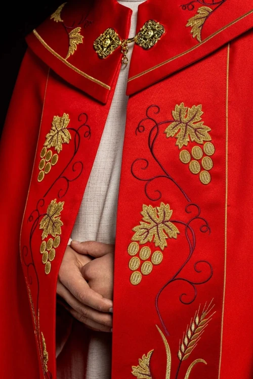 Kapa liturgiczna czerwona z haftem IHS i motywem winorośli – widok z przodu