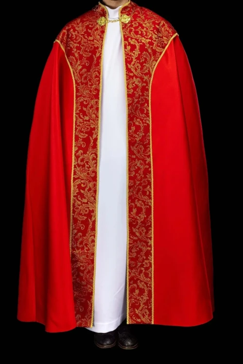 Kapa liturgiczna czerwona ze złotym ornamentem żakardowym – widok całej szaty
