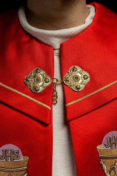 Kapa liturgiczna czerwona z haftem kielicha i IHS – widok z przodu