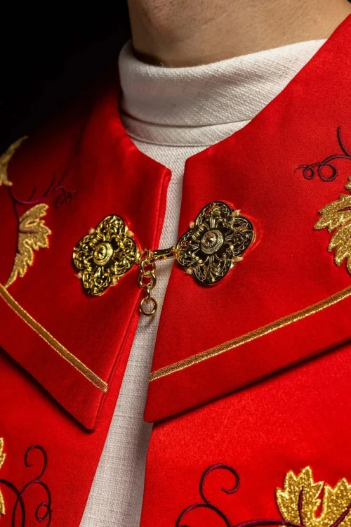 Kapa liturgiczna czerwona z haftem IHS i motywem winorośli – widok z tyłu