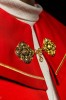 Kapa liturgiczna czerwona z haftem złotego krzyża – widok z przodu