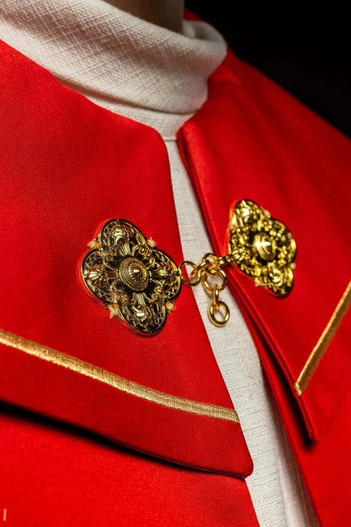 Kapa liturgiczna czerwona z haftem złotego krzyża – widok z przodu