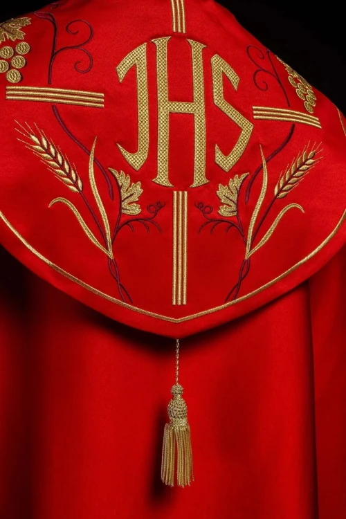 Kapa liturgiczna czerwona z haftem IHS i motywem winorośli – zbliżenie zdobienia