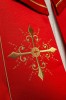 Kapa liturgiczna czerwona z haftem złotego krzyża – widok z tyłu