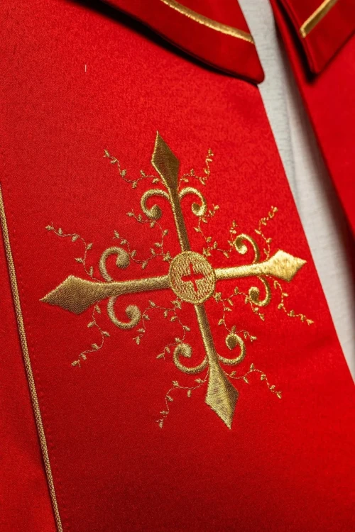 Kapa liturgiczna czerwona z haftem złotego krzyża – widok z tyłu