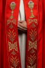 Kapa liturgiczna czerwona z haftem kielicha i IHS – zbliżenie zdobienia