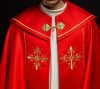 Kapa liturgiczna czerwona z haftem złotego krzyża – zbliżenie zdobienia