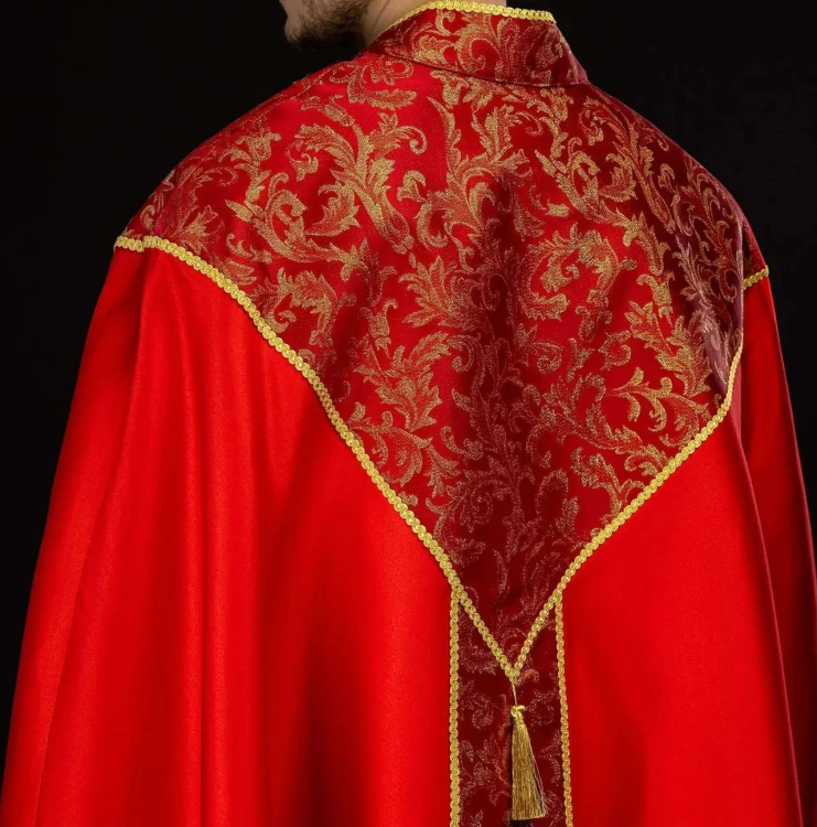 Kapa liturgiczna czerwona ze złotym ornamentem żakardowym – zbliżenie zdobienia