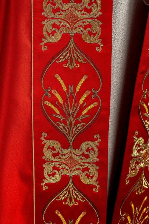 Kapa liturgiczna czerwona z haftem kielicha i IHS – detal kołnierza
