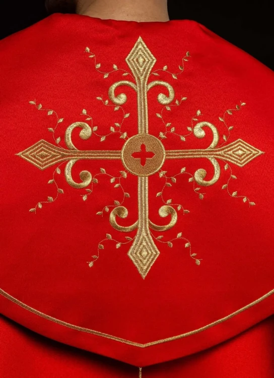 Kapa liturgiczna czerwona z haftem złotego krzyża – detal kołnierza