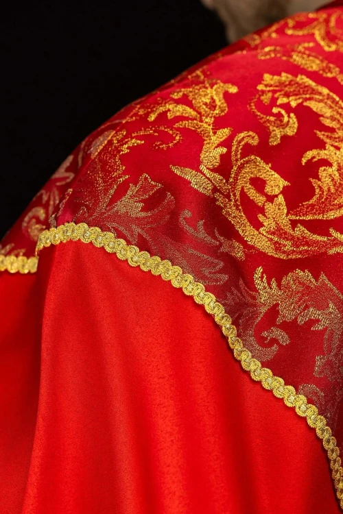 Kapa liturgiczna czerwona ze złotym ornamentem żakardowym – detal kołnierza