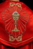 Kapa liturgiczna czerwona z haftem kielicha i IHS – detal przedniego pasa
