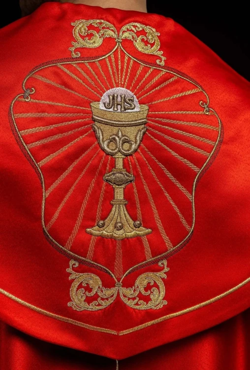 Kapa liturgiczna czerwona z haftem kielicha i IHS – detal przedniego pasa
