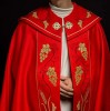 Kapa liturgiczna czerwona z haftem IHS i motywem winorośli – sposób zapięcia